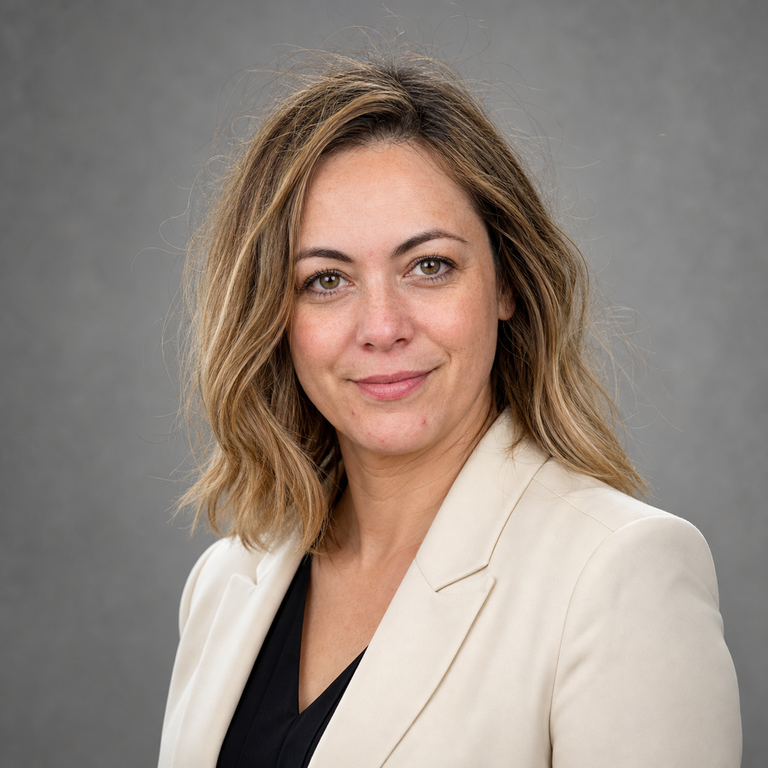 LinkedIn Headshot — frizz + flyaways BEFORE